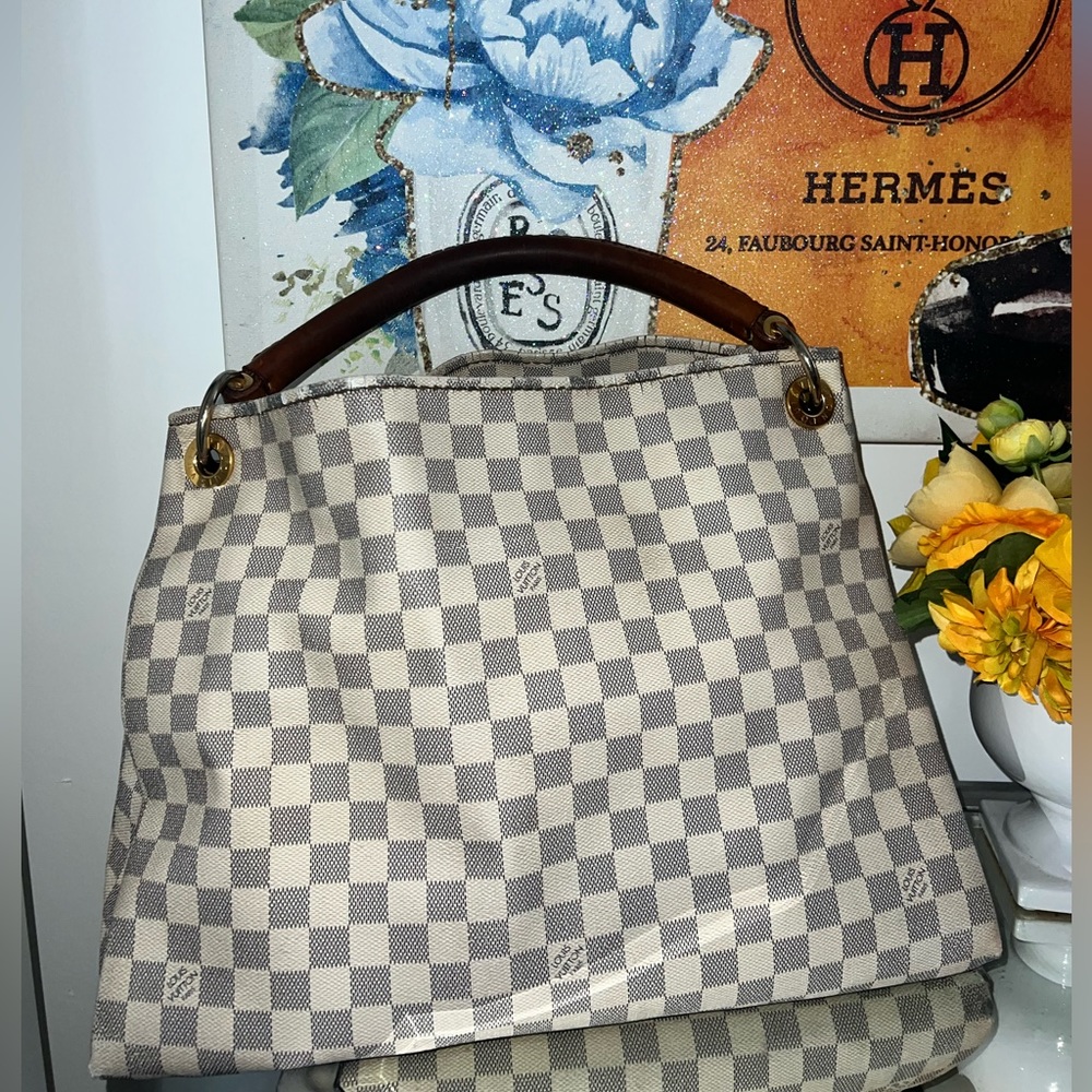 Louis Vuitton LV Hand Bag Artsy MM White Damier Azur beautiful bag.
